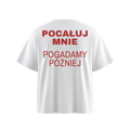 biała koszulka z czerwonym napisem POCAŁUJ MNIE, POGADAMY PÓŹNIEJ
