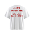 biała koszulka z napisem just kiss me we can talk later