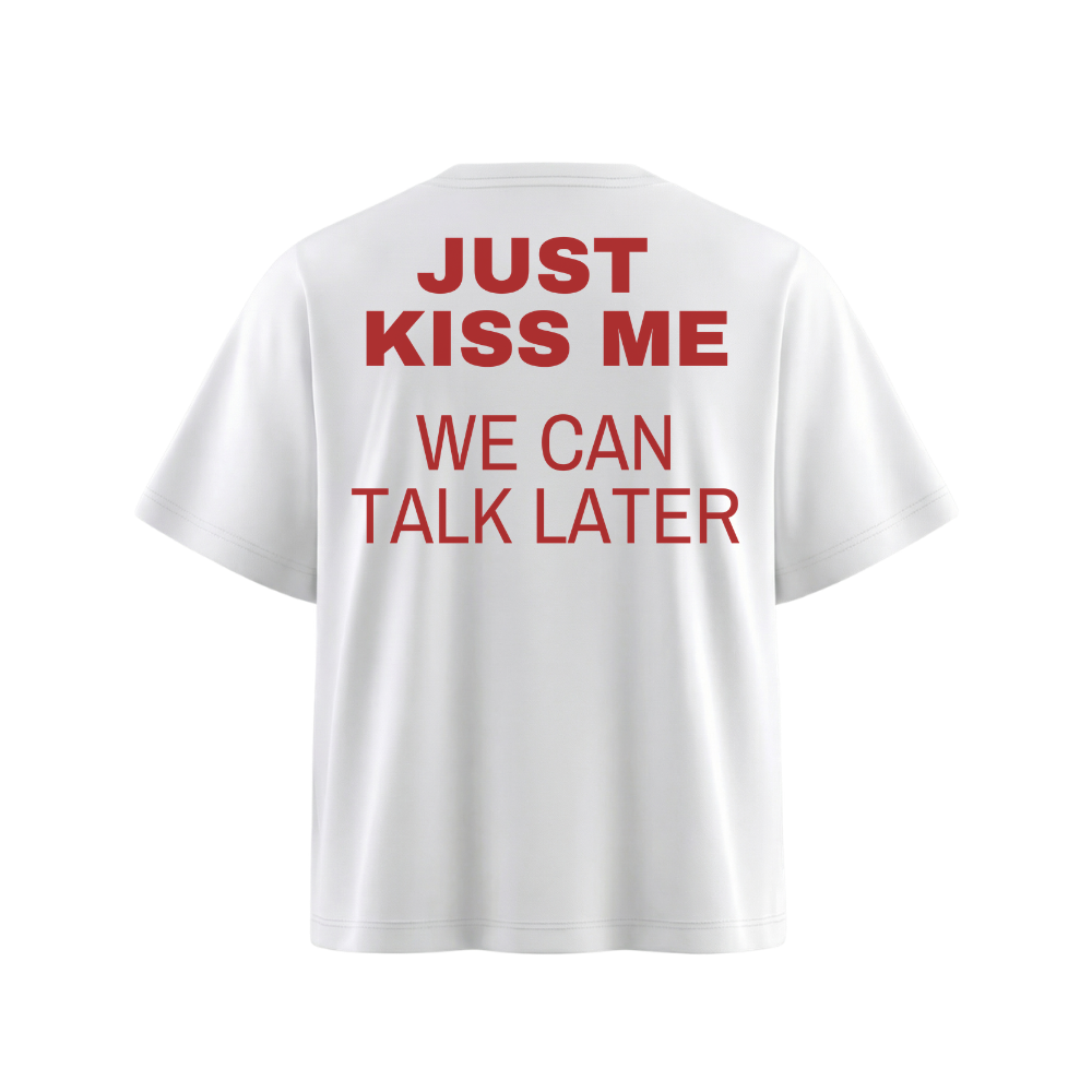 biała koszulka z napisem just kiss me we can talk later
